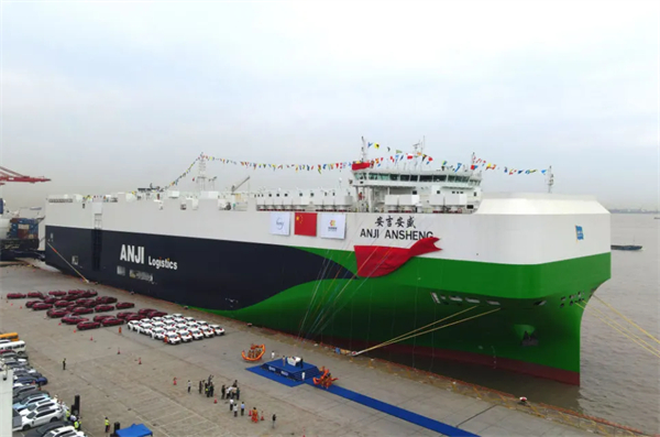 再刷紀錄！9500車位全球最大汽車運輸船上海首航赴歐