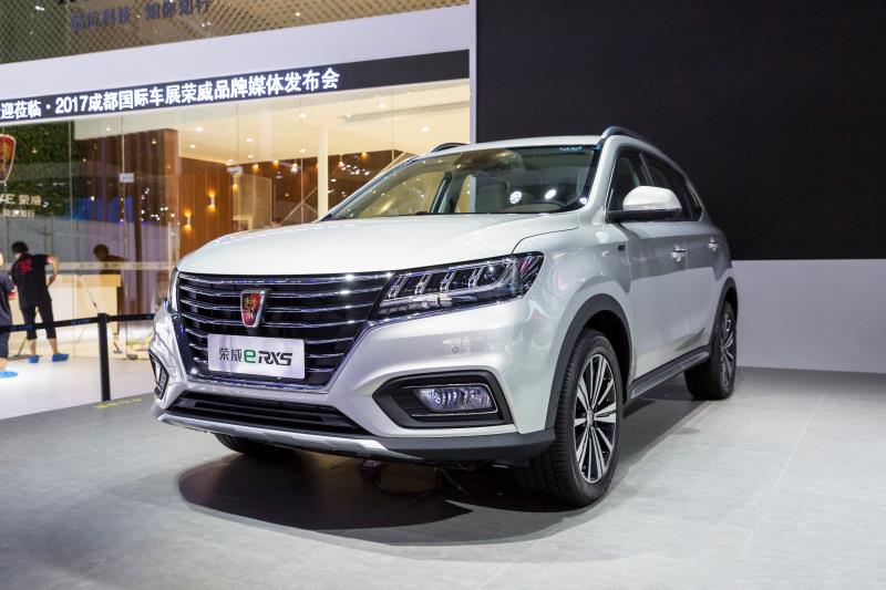 全新榮威950、榮威e950定義“高級轎車” 成都車展亮相售價16.88萬起 互聯(lián)網(wǎng)汽車上市一周年 系統(tǒng)升級帶來顛覆式進化