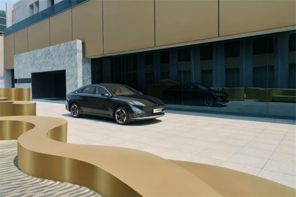 限時先享置換一口價！「10萬級600續(xù)航中級轎車」五菱星光2025款正式上市！